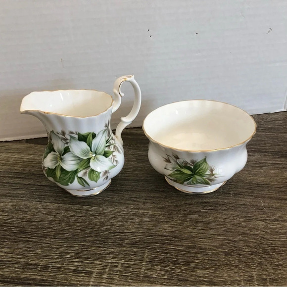 Vtg Royal Albert Trillium Sugar and Creamer - Picture 4 of 11